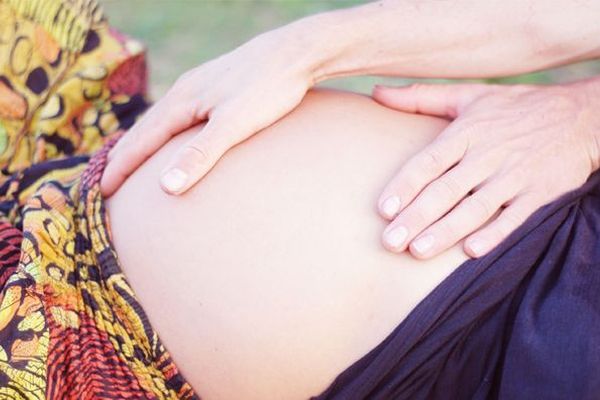Bild Hände berühren den Bauch einer Schwangeren Frau